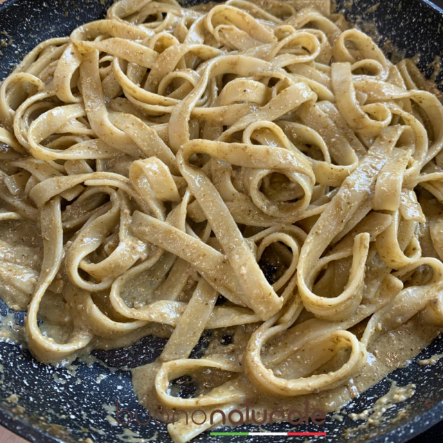 Tagliatelle con pesto di pistacchio e pomodorini buononaturale